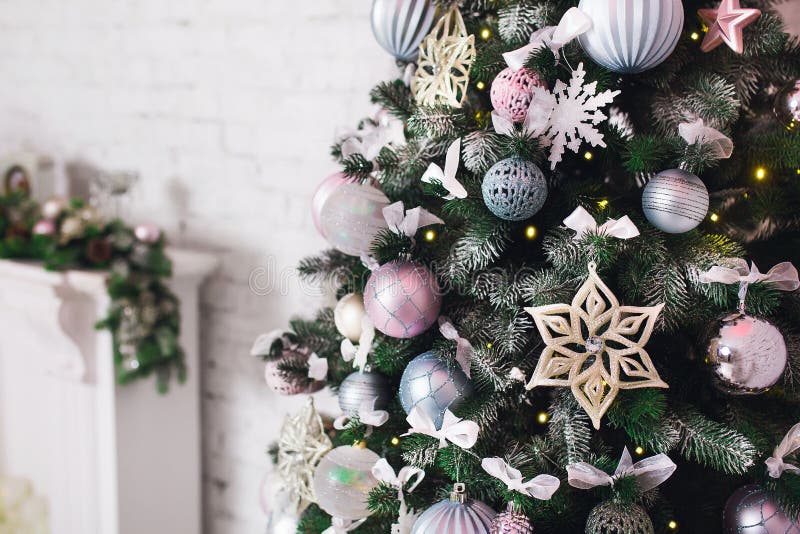 Feche acima da árvore de Natal decorada Nenhuns povos Conforto home da casa moderna