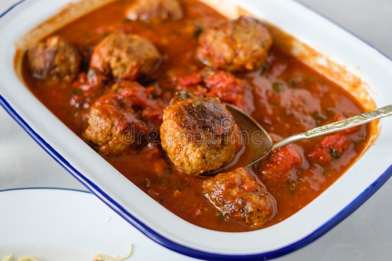 Close-up de saborosas almôndegas caseiras em molho de tomate foto de stock