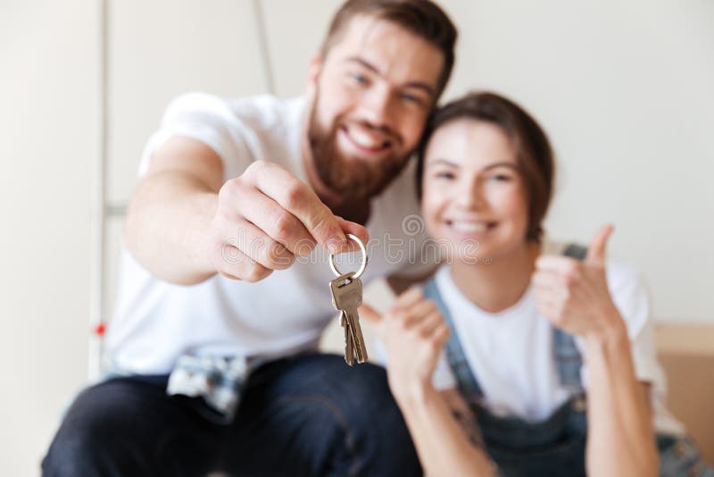 Feche acima das chaves amantes felizes novos dessa exibição imagens de stock royalty free