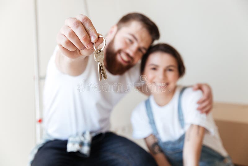 Feche acima das chaves amantes felizes novos dessa exibição imagem de stock royalty free
