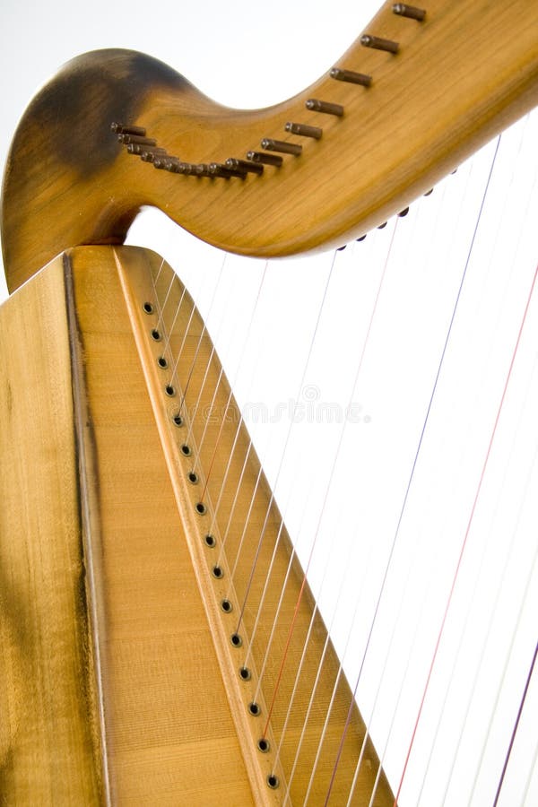Feche acima das cordas da harpa