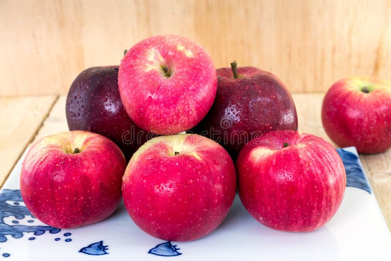 Feche acima das maçãs bonitas com gota foto de stock royalty free