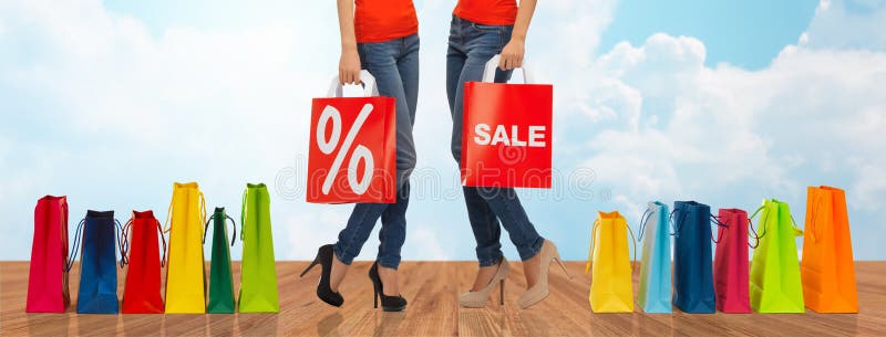Feche acima das mulheres com sinal da venda no saco de compras imagem de stock royalty free Feche acima das mulheres com sinal da venda no saco de compras imagem de stock royalty free