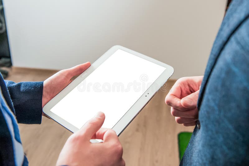 Feche acima das mãos do ` s do homem que trabalham com a tabuleta digital na reunião de negócios para o conceito de trabalho, foc fotos de stock Feche acima das mãos do ` s do homem que trabalham com a tabuleta digital na reunião de negócios para o conceito de trabalho, foc fotos de stock