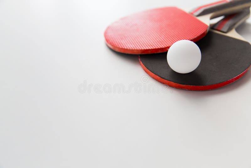 Feche acima das raquetes de tênis de mesa com bola imagem de stock Feche acima das raquetes de tênis de mesa com bola imagem de stock
