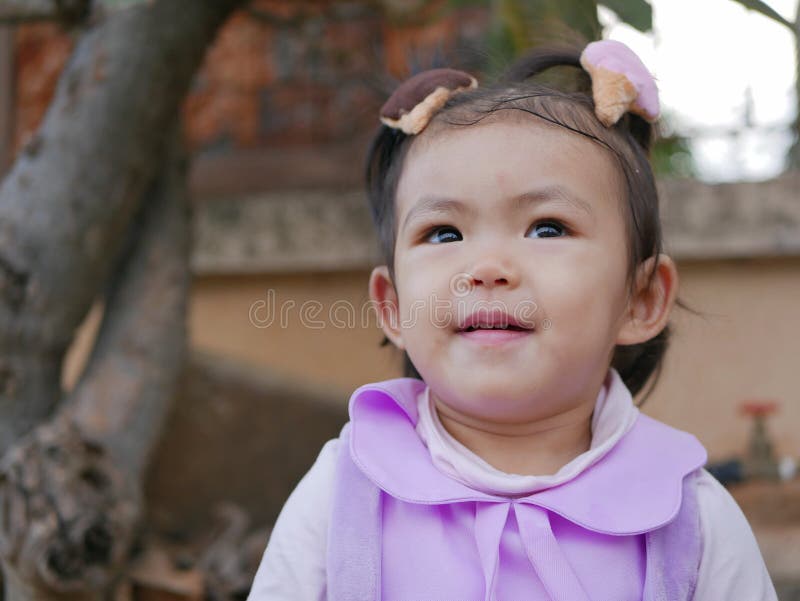 Feche acima de pouco bebê asiático que sorri e que está feliz foto de stock Feche acima de pouco bebê asiático que sorri e que está feliz foto de stock