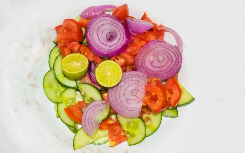 Feche acima de salada vegetal misturada isolada imagens de stock Feche acima de salada vegetal misturada isolada imagens de stock