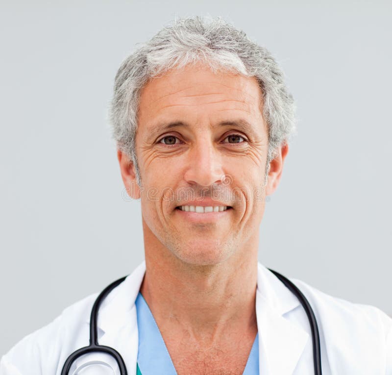 Close-up de um médico sénior feliz foto de stock royalty free