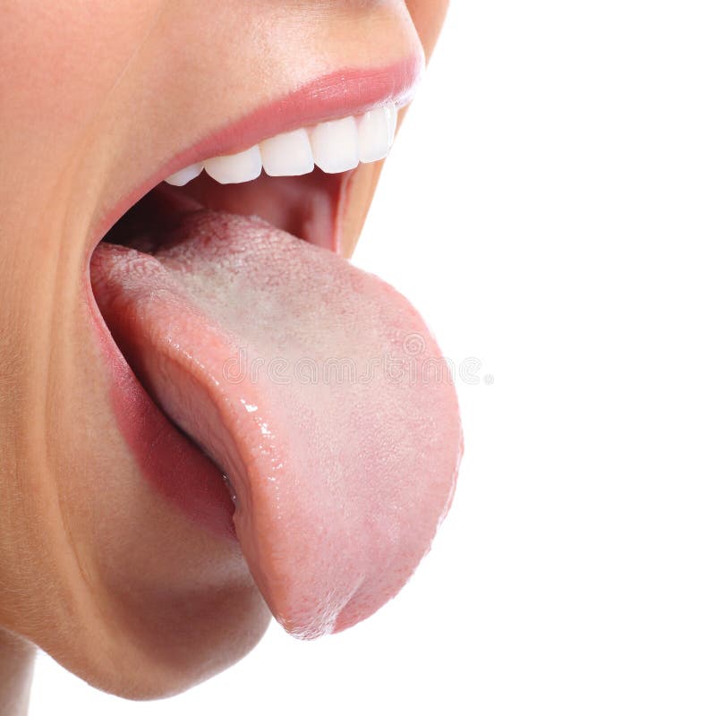Feche acima de uma boca da mulher que cola a língua