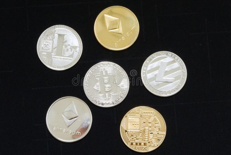 Feche acima de uma cole??o de moedas criptos da prata e do ouro fotos de stock Feche acima de uma cole??o de moedas criptos da prata e do ouro fotos de stock