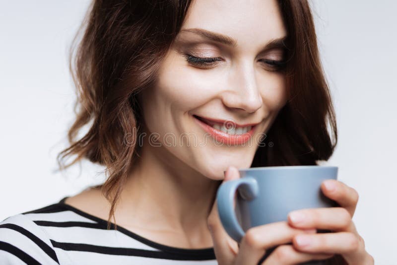Feche acima do aroma de cheiro do café da mulher bonita imagens de stock Feche acima do aroma de cheiro do café da mulher bonita imagens de stock