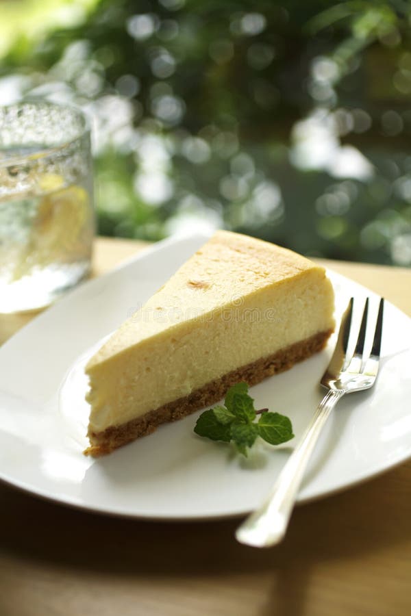 Bolo de queijo e limão em close-up imagens de stock
