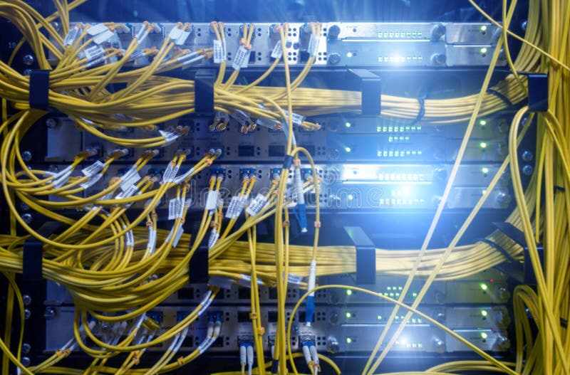 Feche acima do cabo de fibra ?tica Cremalheiras dos servidores Separa o computador em uma cremalheira no grande centro de dados imagem de stock royalty free Feche acima do cabo de fibra ?tica Cremalheiras dos servidores Separa o computador em uma cremalheira no grande centro de dados imagem de stock royalty free