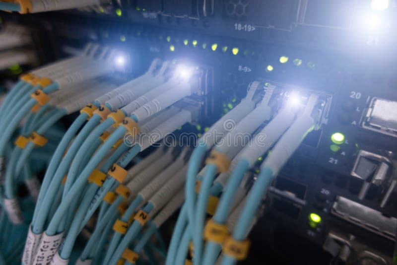 Feche acima do cabo de fibra ótica Cremalheiras dos servidores Separa o computador em uma cremalheira no grande centro de dados fotos de stock royalty free Feche acima do cabo de fibra ótica Cremalheiras dos servidores Separa o computador em uma cremalheira no grande centro de dados fotos de stock royalty free