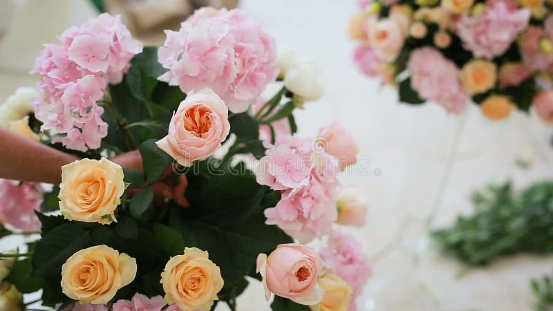 Feche acima do florista da mulher que faz o ramalhete no florista Povos, empresa de pequeno porte, venda e conceito floristry vídeos de arquivo Feche acima do florista da mulher que faz o ramalhete no florista Povos, empresa de pequeno porte, venda e conceito floristry vídeos de arquivo