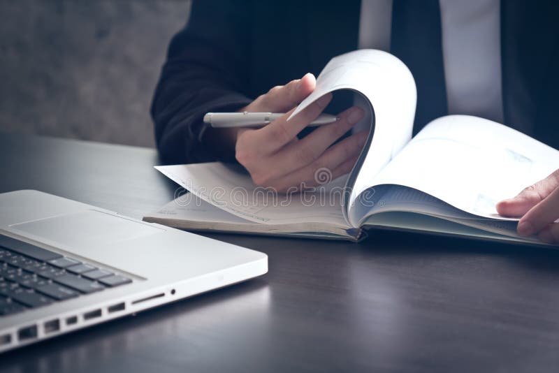 Feche acima do homem de negócios que verifica originais na mesa de escritório fotografia de stock royalty free Feche acima do homem de negócios que verifica originais na mesa de escritório fotografia de stock royalty free