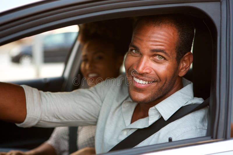 Feche acima do homem e da mulher alegres no carro na viagem por estrada imagens de stock Feche acima do homem e da mulher alegres no carro na viagem por estrada imagens de stock