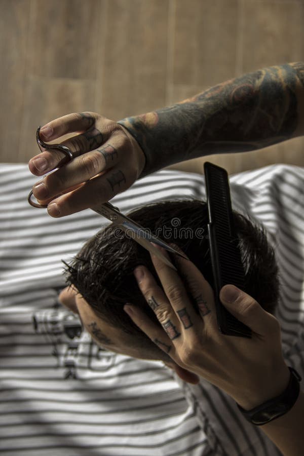 Feche acima do penteado do ` s dos homens e de haircutting em uma barbearia imagem de stock royalty free Feche acima do penteado do ` s dos homens e de haircutting em uma barbearia imagem de stock royalty free