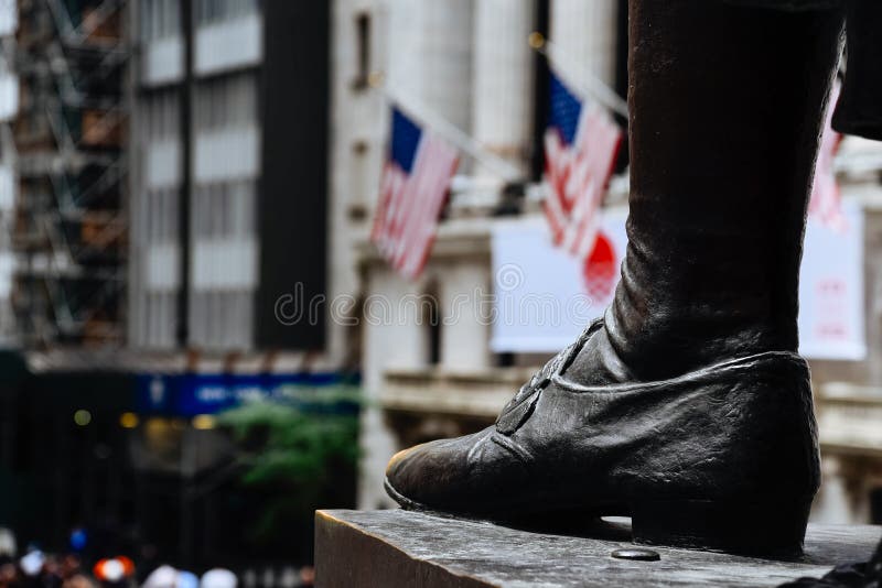 Feche acima do pé da estátua de George Washington em Salão federal dentro foto de stock Feche acima do pé da estátua de George Washington em Salão federal dentro foto de stock