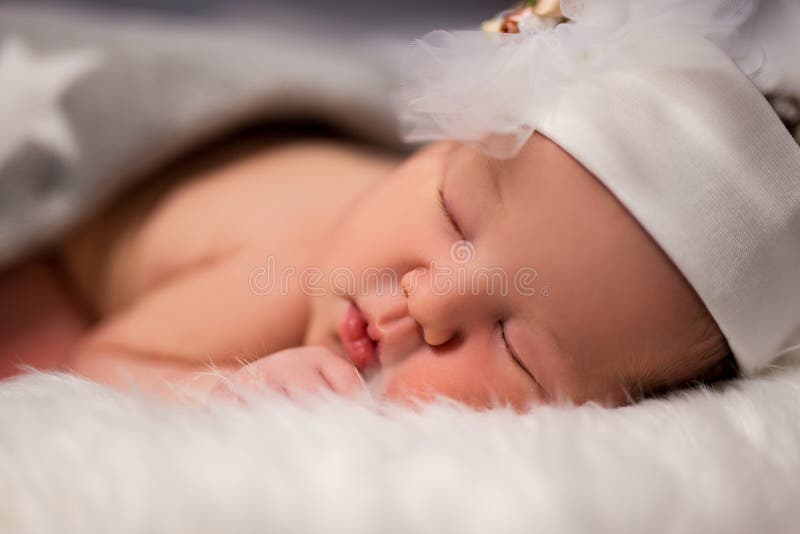 Feche acima do retrato do bebê de sono bonito no chapéu bonito fotografia de stock Feche acima do retrato do bebê de sono bonito no chapéu bonito fotografia de stock