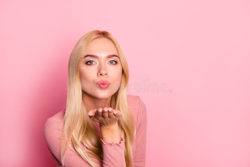 Feche acima do retrato da mulher bonita nova que envia o beijo à câmera, estando sobre o fundo cor-de-rosa fotos de stock Feche acima do retrato da mulher bonita nova que envia o beijo à câmera, estando sobre o fundo cor-de-rosa fotos de stock