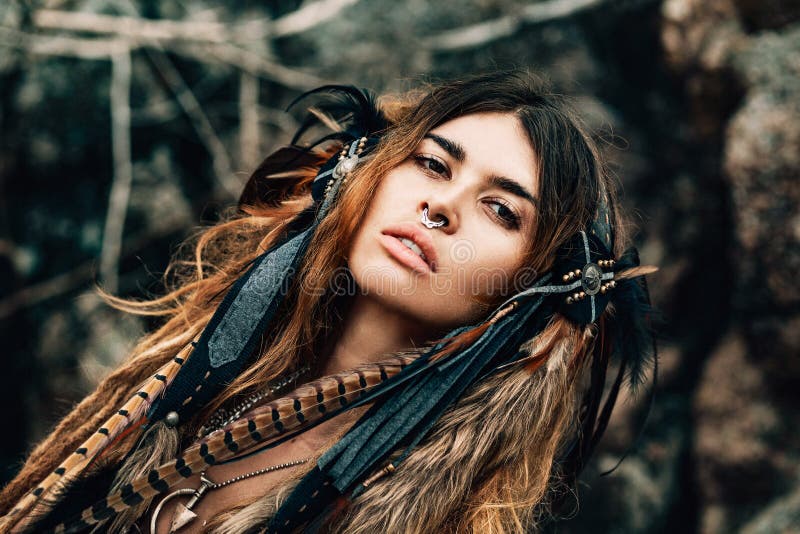 Feche acima do retrato do dançarino tribal bonito da mulher na mantilha fotografia de stock Feche acima do retrato do dançarino tribal bonito da mulher na mantilha fotografia de stock