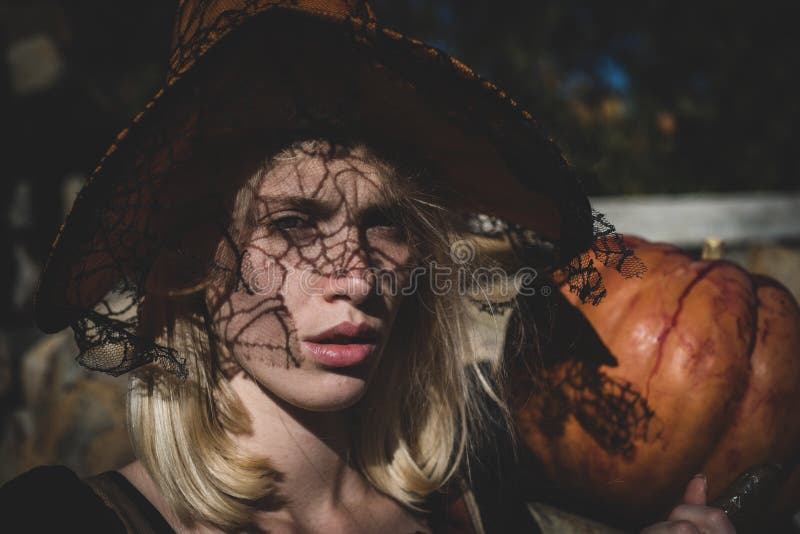 Feche O Retrato Do Halloween De Um Casal Engraçado Casal De Halloween Linda  Mulher Surpreendida Com Chapéu De Bruxa E Fantasia - Foto de Stock - Imagem  de isolado, pares: 161146344