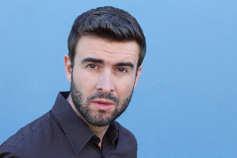 Feche acima do retrato de um homem novo com uma cara confusa, pensando com lotes do espaço da cópia fotografia de stock royalty free Feche acima do retrato de um homem novo com uma cara confusa, pensando com lotes do espaço da cópia fotografia de stock royalty free