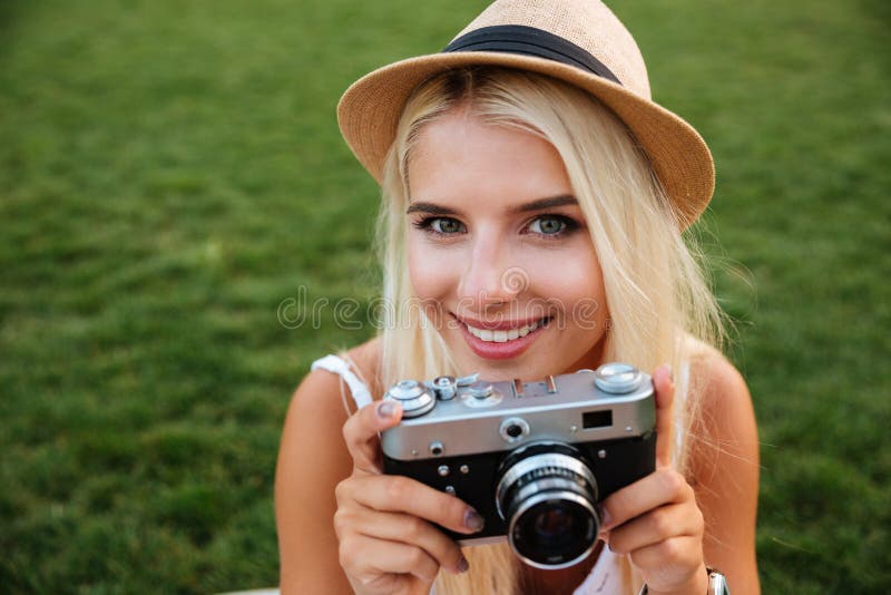Feche acima do retrato de uma menina de sorriso com câmera retro foto de stock Feche acima do retrato de uma menina de sorriso com câmera retro foto de stock