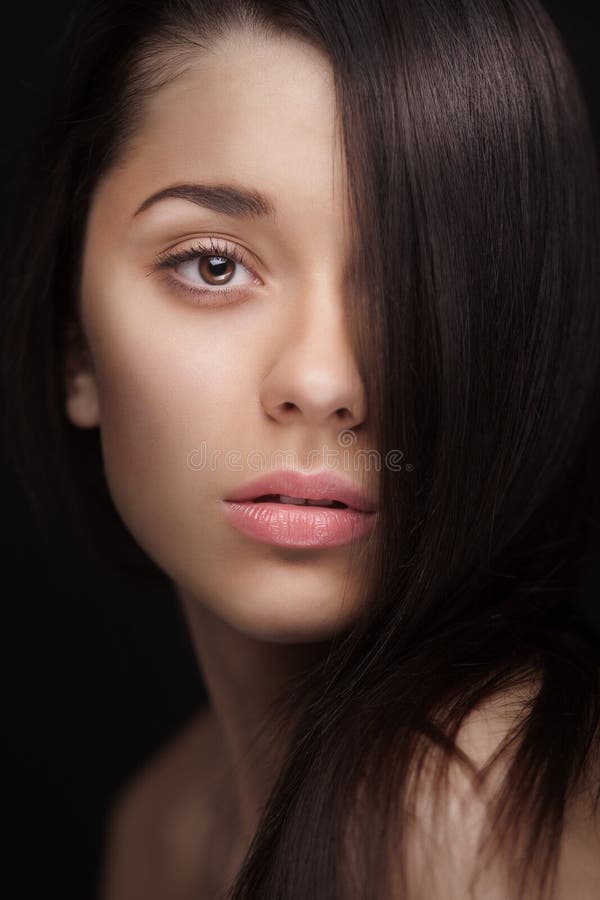 Feche acima de uma mulher com cabelo sobre a metade da sua cara fotografia de stock Feche acima de uma mulher com cabelo sobre a metade da sua cara fotografia de stock