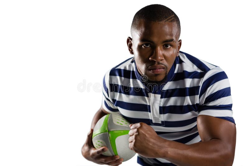 Feche acima do retrato do atleta novo com corredor da bola ao jogar o rugby foto de stock Feche acima do retrato do atleta novo com corredor da bola ao jogar o rugby foto de stock