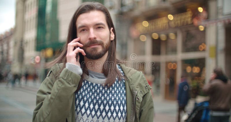 Feche acima do retrato do homem do moderno que faz o telefonema fora em uma cidade imagens de stock royalty free Feche acima do retrato do homem do moderno que faz o telefonema fora em uma cidade imagens de stock royalty free
