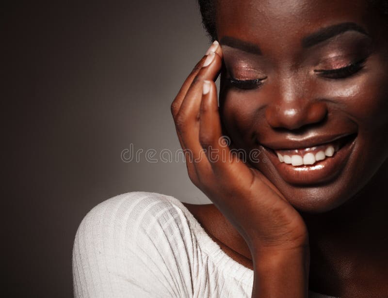 Feche acima do retrato do riso novo bonito da mulher negra fotografia de stock royalty free Feche acima do retrato do riso novo bonito da mulher negra fotografia de stock royalty free