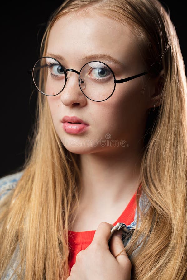Feche acima do tiro da jovem mulher nos vidros em um fundo preto Retrato fotos de stock Feche acima do tiro da jovem mulher nos vidros em um fundo preto Retrato fotos de stock