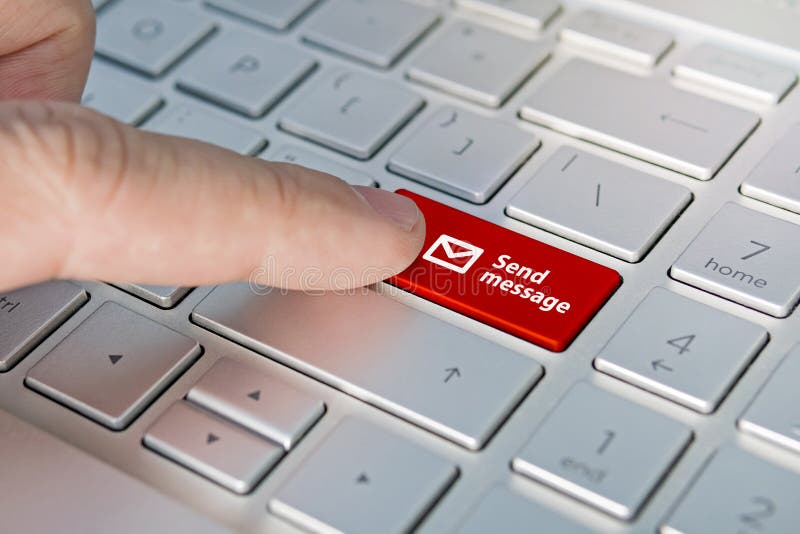Feche acima do tiro de um dedo que clica o botão da EMISSÃO em um teclado do portátil imagem de stock Feche acima do tiro de um dedo que clica o botão da EMISSÃO em um teclado do portátil imagem de stock
