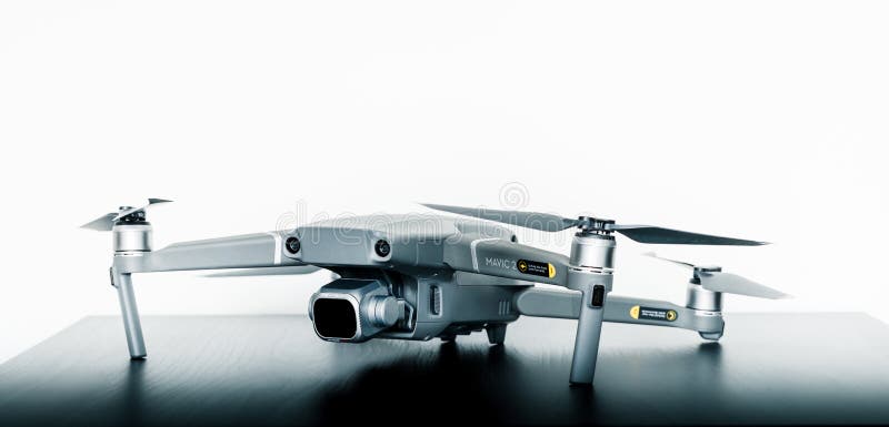 Feche acima do tiro isolado zangão de Mavic 2 novos do consumidor do pro de DJI contra um fundo branco brilhante imagens de stock Feche acima do tiro isolado zangão de Mavic 2 novos do consumidor do pro de DJI contra um fundo branco brilhante imagens de stock