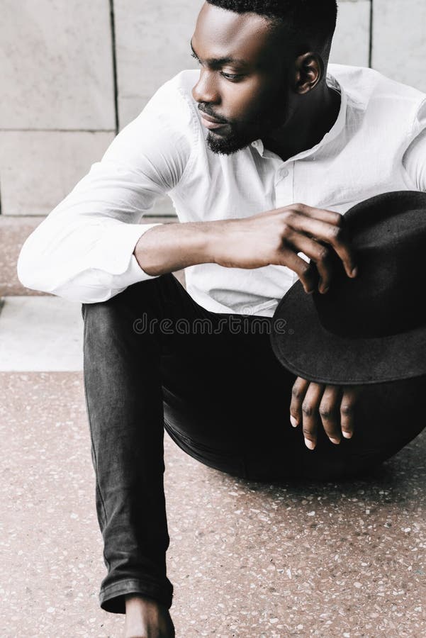 Feche acima do tiro do viajante afro-americano novo considerável que tem imagens de stock Feche acima do tiro do viajante afro-americano novo considerável que tem imagens de stock