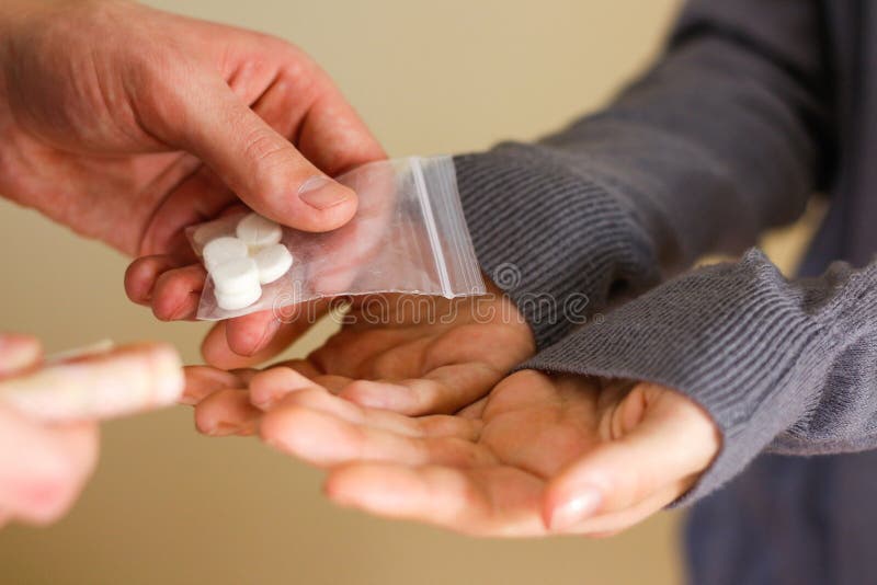 Feche acima do viciado com dose de compra do dinheiro do negociante Traf da droga imagem de stock Feche acima do viciado com dose de compra do dinheiro do negociante Traf da droga imagem de stock