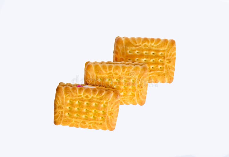 Feche acima dos biscoitos quadrados da forma enchidos com o creme branco e cor-de-rosa isolado fotografia de stock Feche acima dos biscoitos quadrados da forma enchidos com o creme branco e cor-de-rosa isolado fotografia de stock