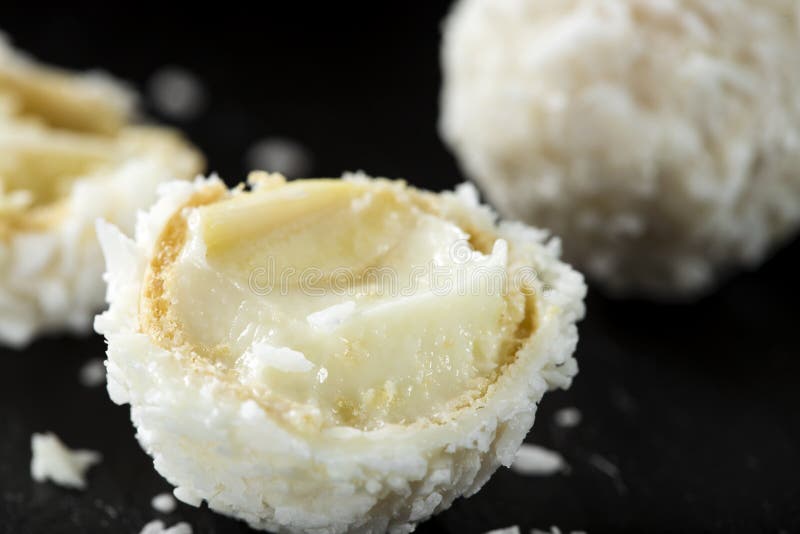 Feche acima dos doces quebrados enchidos com o chocolate branco imagens de stock royalty free