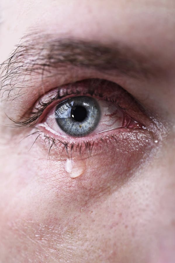 Feche acima dos olhos azuis do homem que gritam em lágrimas tristes e completos da dor na depressão imagem de stock Feche acima dos olhos azuis do homem que gritam em lágrimas tristes e completos da dor na depressão imagem de stock