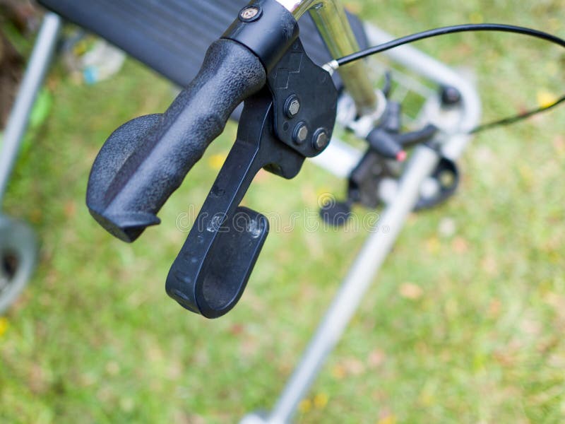Feche acima dos punhos dos caminhantes de quatro rodas do rollator imagem de stock Feche acima dos punhos dos caminhantes de quatro rodas do rollator imagem de stock