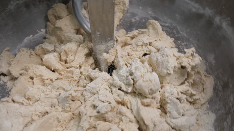 Feche acima fazendo o processo do alimento, misturando a massa na f?brica Metragem conservada em estoque M?quina de amasso na pad fotos de stock Feche acima fazendo o processo do alimento, misturando a massa na f?brica Metragem conservada em estoque M?quina de amasso na pad fotos de stock