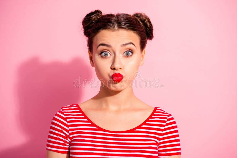 Feche acima a foto bonita ela seu fascínio brilhante do creme para cabelos dos bolos do penteado dois da senhora consideravelment foto de stock Feche acima a foto bonita ela seu fascínio brilhante do creme para cabelos dos bolos do penteado dois da senhora consideravelment foto de stock