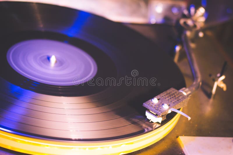 Mulher Da Tatuagem Com O Disco Do Registro De Vinil Da Música Com Jogador  Foto de Stock - Imagem de etiqueta, entretenimento: 92935794