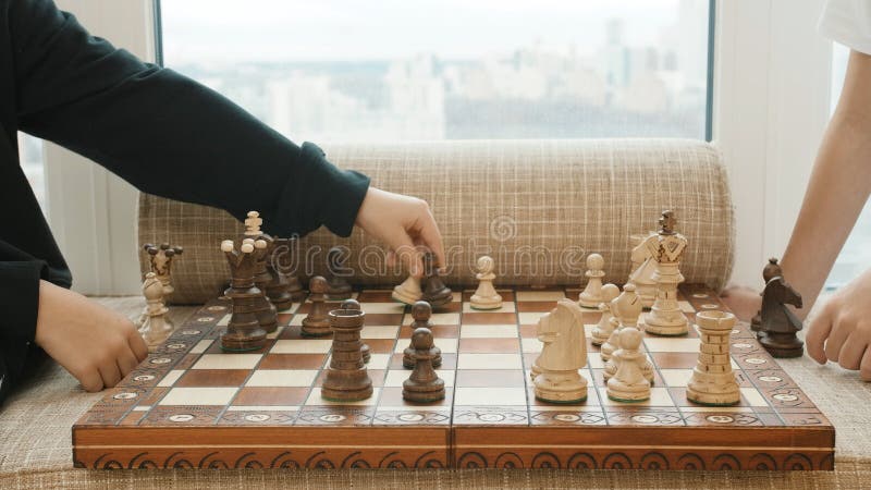 Um Jogo De Xadrez. Criatividade. Um Tabuleiro Com Peças Brancas E Pretas E  Duas Pessoas Tocando. Foto de Stock - Imagem de jogador, desafio: 242405018