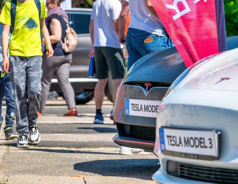 Fechamento Da Capota De Carros Elétricos De Corrida Executivos Tesla Com  Logotipo Tesla Foto de Stock Editorial - Imagem de frente, branco: 221416033