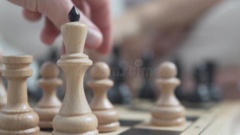 Peça De Xadrez Em Movimento Mão Masculina No Conceito De Jogo De