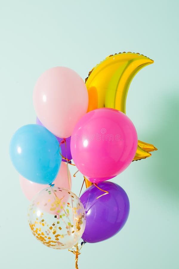 Feche o bando de balões coloridos para o aniversário imagem de stock