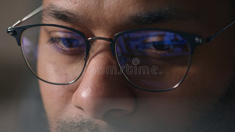 Feche o empresário nos óculos trabalhando com dados de computador criptografando os olhos masculinos em óculos imagem de stock
